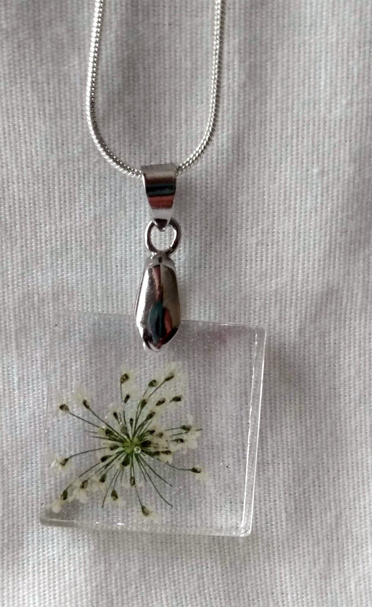 Collier Pendentif Globe – Fleur Séchée Naturelle Blanche – Verre – Sans Marque