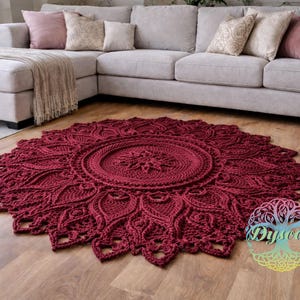 Handgefertigter Rubinroter Häkelteppich, rutschfestes Vintage-Blumendesign