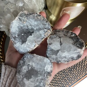 Open Geode, cracked geode, Quartz crystal cave (452g)