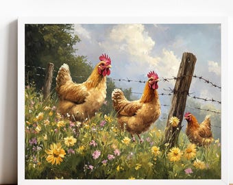 Peut inclure: Impression d'art encadrée représentant trois poulets dans un champ de fleurs sauvages. Les poulets ont des plumes brun rougeâtre et des crêtes rouges. Une clôture en bois avec du fil de fer barbelé est en arrière-plan, sous un ciel nuageux.