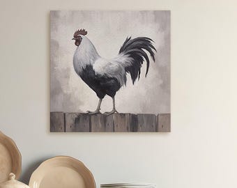 Op de afbeelding: Een zwart-witte haan staat op een houten hek tegen een lichtgrijze achtergrond. De haan heeft een rode kam en rode keellapjes.