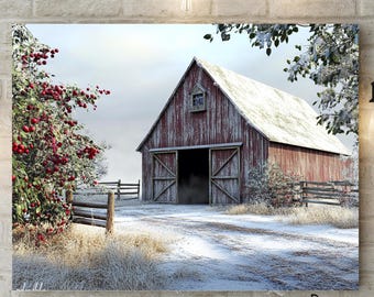 Arte de pared rústico para imprimir de una granja nevada en un granero, ideal para las fiestas de invierno. Descarga gratuita.