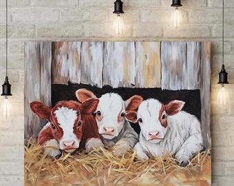 Peut inclure: Une peinture représentant trois veaux bruns et blancs qui regardent depuis une grange en bois. Les veaux sont couchés dans une litière de paille. La peinture a un aspect rustique et charmant.