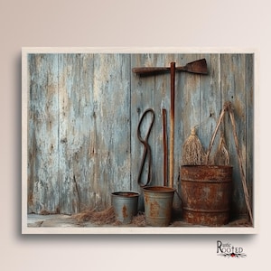Puede incluir: Una pared de madera rústica con una colección de herramientas y cubos viejos y oxidados. Las herramientas incluyen un rastrillo, una pala, una escoba y un lazo de metal. Los cubos son de metal y tienen un aspecto desgastado y envejecido.