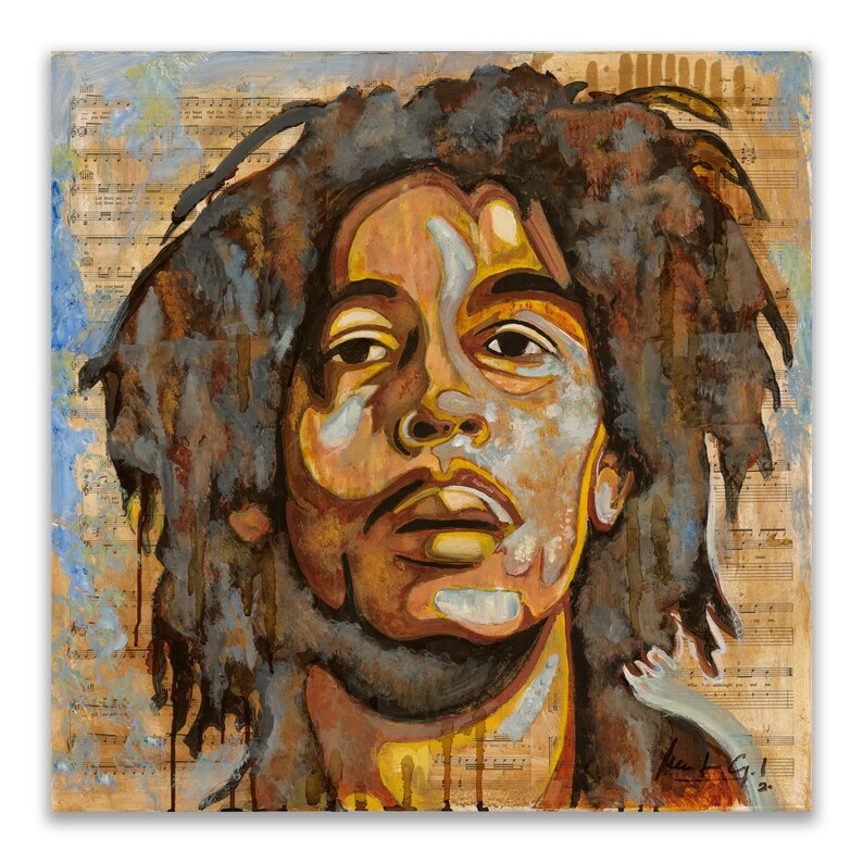 Pu&ograve; includere: Un dipinto di Bob Marley con uno schema di colori blu, marrone e giallo. Lo sfondo &egrave; un foglio di musica vintage.