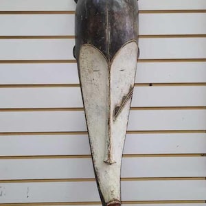 手彫りのアフリカの牙のマスク：カメルーンの部族芸術、27インチ×8インチ