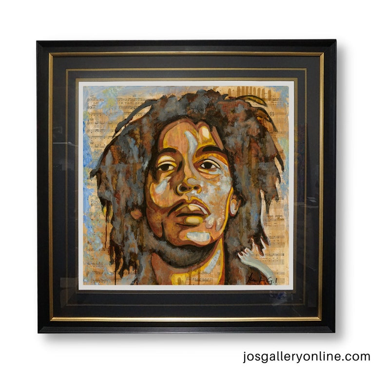 Pu&ograve; includere: Un dipinto incorniciato del volto di Bob Marley, creato con un collage di spartiti musicali e dipinto in tonalit&agrave; di marrone, giallo, blu e bianco.