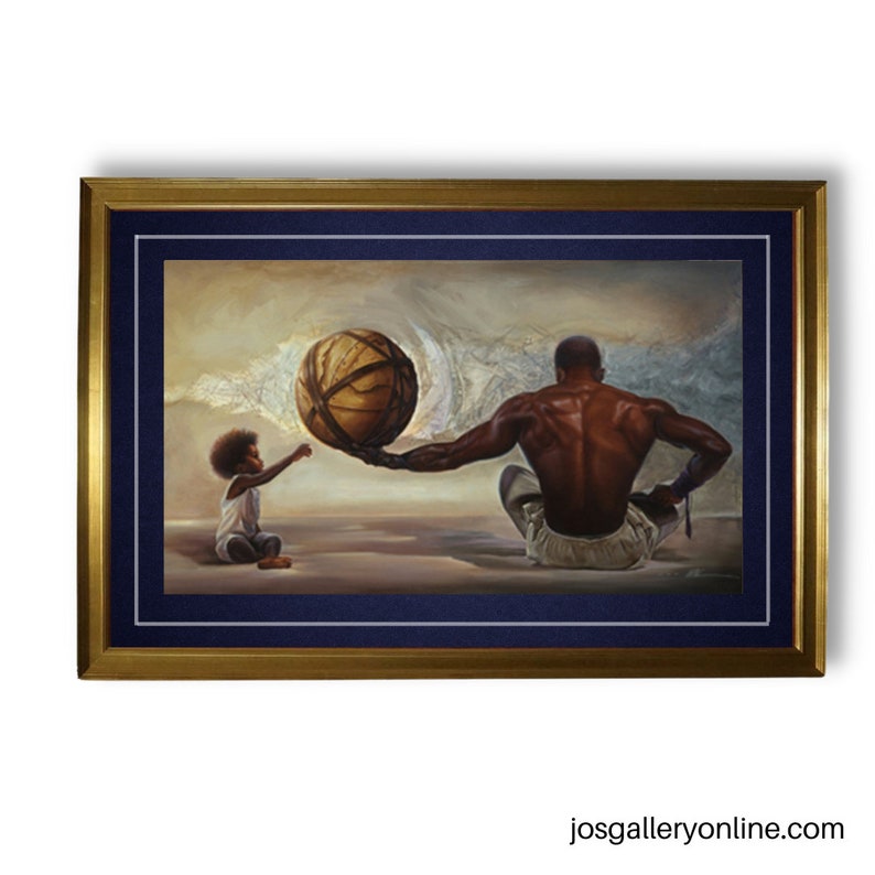 Pode incluir: Obra de arte emoldurada que retrata uma figura sentada oferecendo uma grande bola texturizada a uma crian&ccedil;a. A pintura apresenta uma moldura dourada com uma passe-partout azul. As figuras s&atilde;o renderizadas em tons quentes sobre um fundo suave e neutro. A obra est&aacute; assinada.