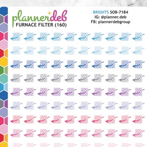 Pode incluir: Uma folha de 160 adesivos quadrados coloridos com um padrão de grade branca e um pequeno desenho de folha. Os adesivos estão dispostos em linhas e colunas. A folha é etiquetada como "FURNACE FILTER (160)" e "plannerdeb".