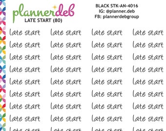 Peut inclure: Une feuille d'autocollants pour planificateur avec une bordure géométrique colorée. Les autocollants sont blancs avec du texte noir qui répète "late start" 80 fois. Le texte est écrit à la main. La feuille comprend également des informations sur le créateur et les polices de caractères utilisées.