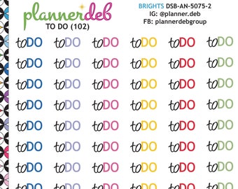 Peut inclure: Une feuille d'autocollants colorés "To Do" avec une variété de polices et de couleurs. Les autocollants sont disposés en rangées et en colonnes sur un fond blanc. Le texte "plannerdeb" et "TO DO (102)" est imprimé en haut de la feuille.
