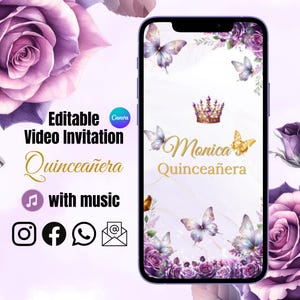 Op de afbeelding: Paarse en gouden Quinceañera video-uitnodiging met vlinders, bloemen en een kroon. De tekst luidt "Monica's Quinceañera".