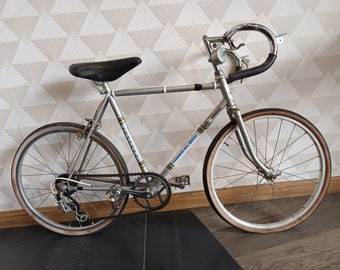 Vélo de course pour enfants de 1970 a peu près, fabriqué en ITALIE de marque AMPTATOYS,en très bon état général, parfait pour restaurateur.