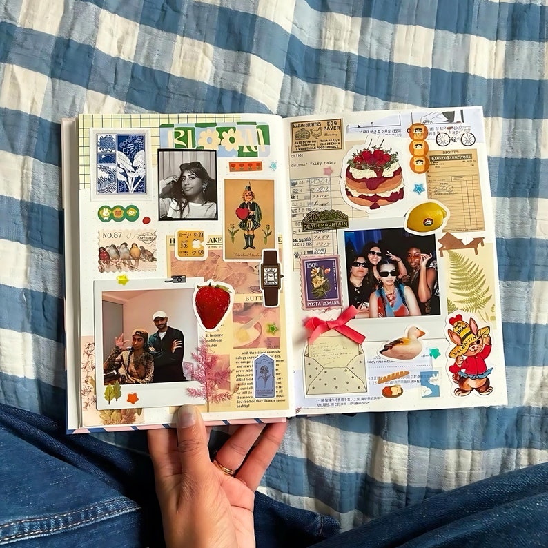 Pode incluir: Uma p&aacute;gina de scrapbook com uma variedade de adesivos coloridos, fotos e recortes de papel. A p&aacute;gina apresenta uma foto de um grupo de pessoas, uma foto de um bolo e uma foto de uma mulher. A p&aacute;gina tamb&eacute;m inclui adesivos de uma borboleta, uma flor e um cora&ccedil;&atilde;o.