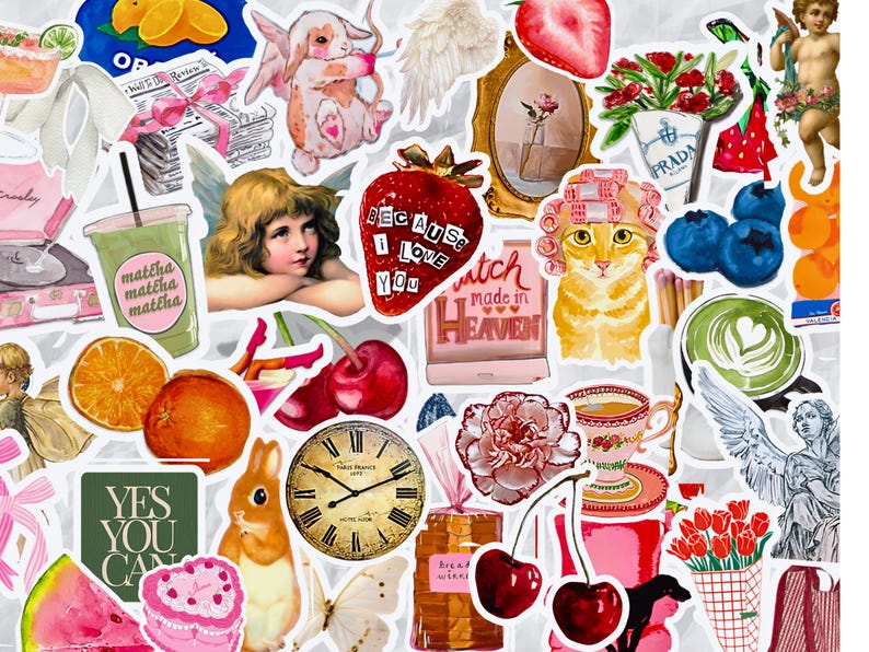 Pu&ograve; includere: Una collezione di adesivi colorati con vari disegni, tra cui un cherubino, un gatto, un orologio, una farfalla, una fragola, una tazza di t&egrave;, un cuore e un fiore. Gli adesivi sono perfetti per decorare diari, laptop, borracce e altri oggetti.