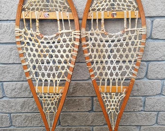 Raquetas de nieve de madera antiguas Bastien Brothers, 43" x 13.5", Big Chief, correas con pequeños daños, marco en buen estado, sin encuadernación