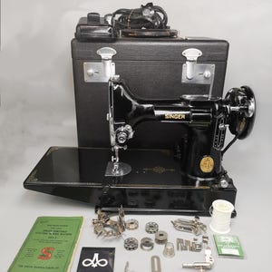 1948 Singer 221K Featherweight Sewing Machine, works well, with box and parts, EE573905