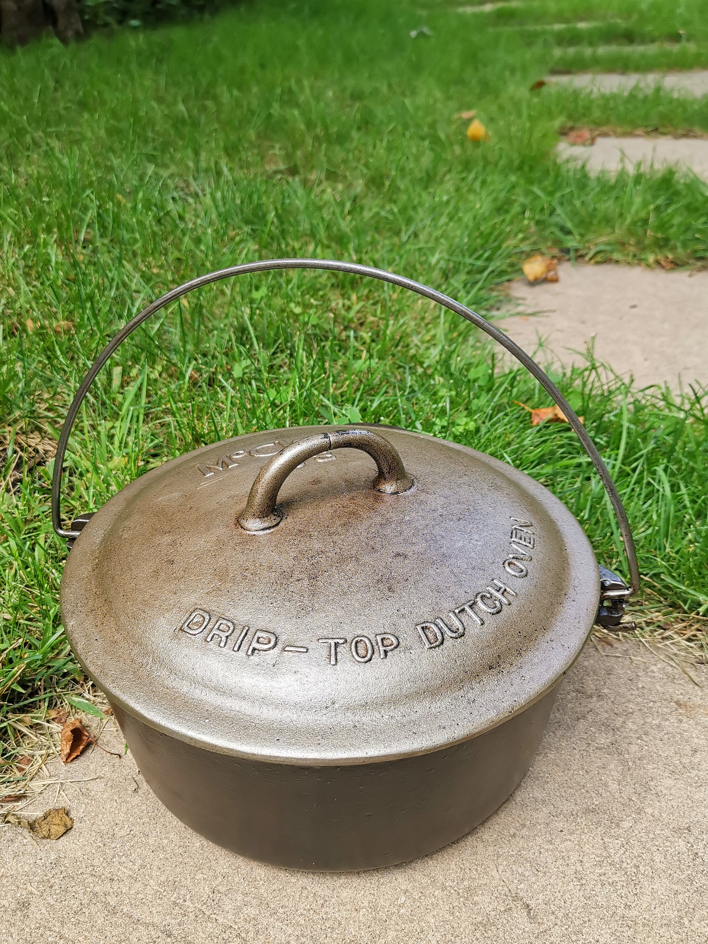 Findlay 9 Cast Iron Dutch Oven, Made in Canada 