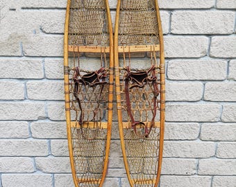 Raquetas de nieve vintage de madera Snocraft, 142 x 26 cm, Noruega, Maine, EE. UU., decoración rústica para pared de cabaña, correaje de cuero crudo artesanal, en excelente estado.