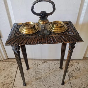 Conjunto completo antigo de cinzeiro de chão de latão e ferro fundido com caixa de cigarro e tampa, Flor 578, 24”*15”*8.5”, tudo original em excelente estado