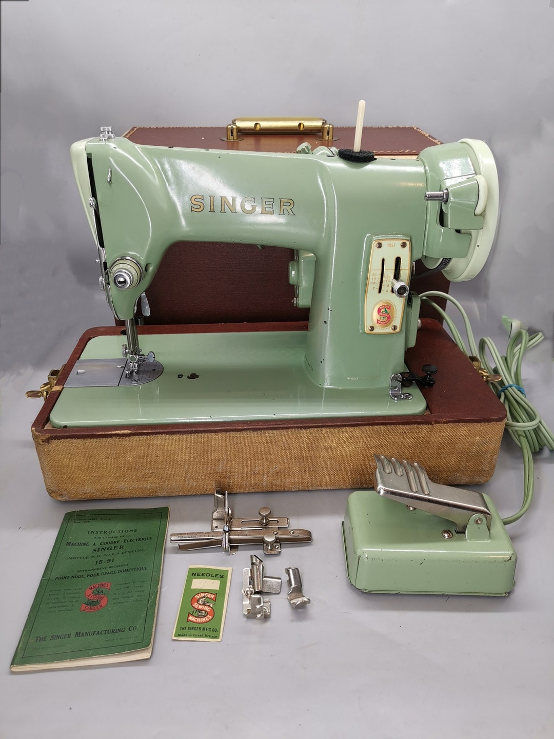 1959 Singer 185K Mint Green Sewing Machine With Box and Parts, EP378534