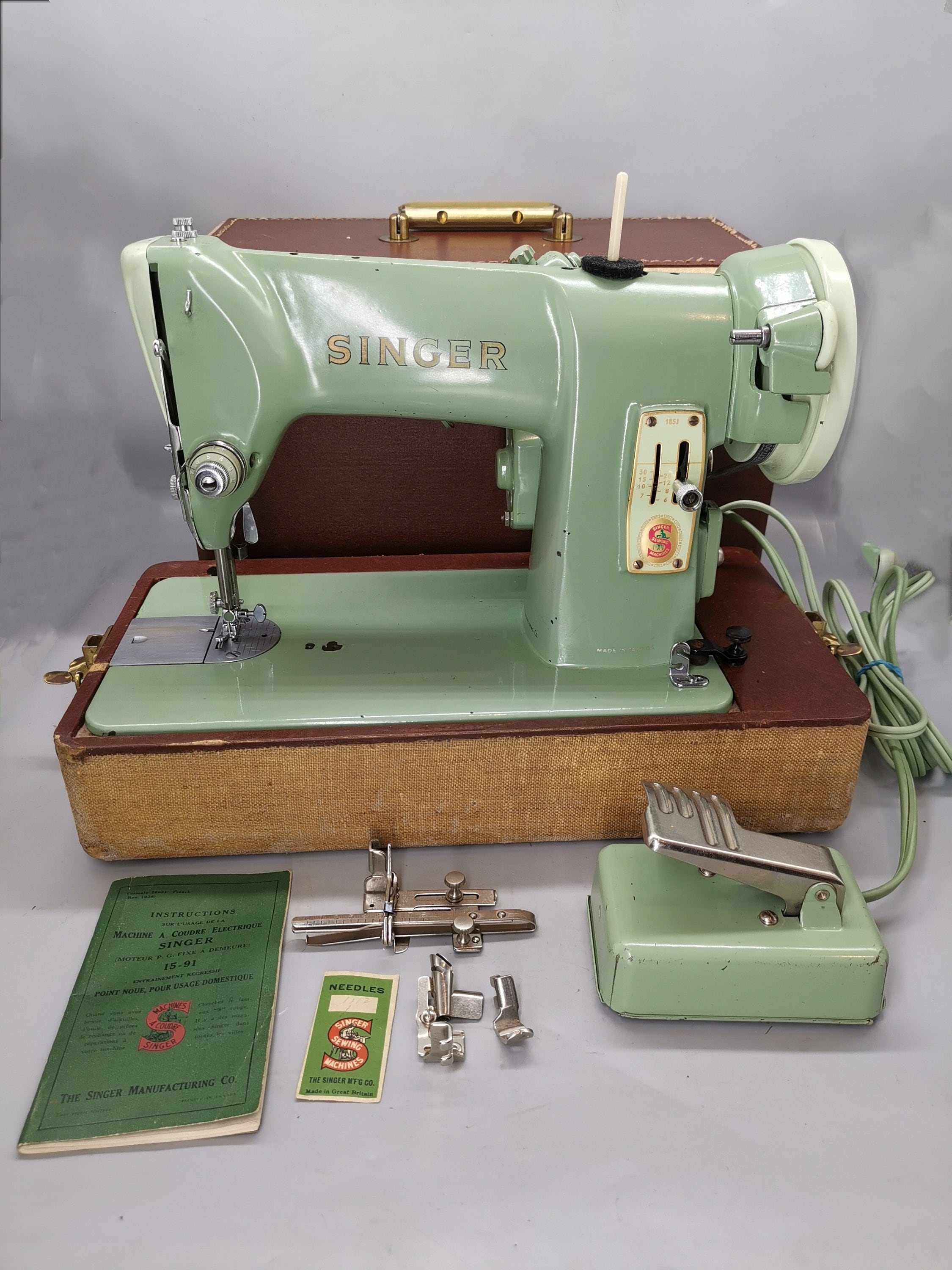 1959 Singer 185K Mint Green Sewing Machine With Box and Parts