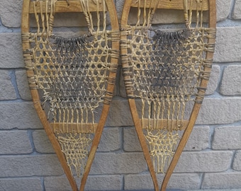 Vintage Canadese houten sneeuwschoenen, 36 x 11 inch, gesigneerd door Abel Pelletier, kleine scheur in één lijst, niet gebonden