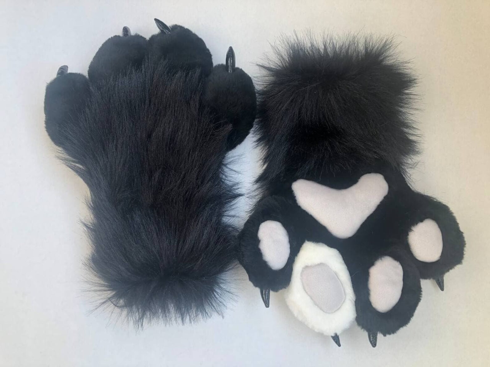 Fursuit feetpaws. Мех лапа. Фурсюты оригинальные идеи. Лапка для меха. Фурчатки и фуртапки.