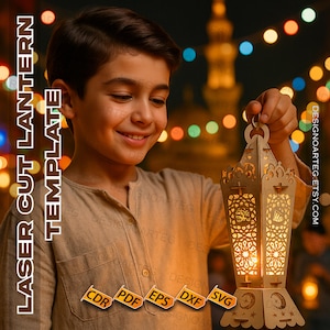 Puede incluir: Una plantilla de linterna de madera cortada con láser con intrincados diseños geométricos y escritura árabe. La linterna está sostenida por una persona, y el diseño incluye estrellas, lunas y cruces. La imagen también incluye iconos de tipo de archivo: CDR, PDF, EPS, DXF y SVG.