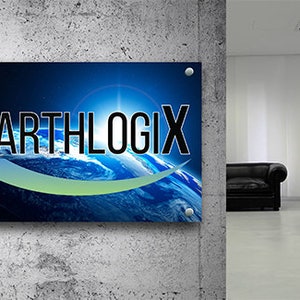 Op de afbeelding: Een rechthoekig wandbord met de tekst EARTHLOGIX in dikke zwarte letters over een blauw-witte afbeelding van de aarde vanuit de ruimte, geaccentueerd door een gebogen lichtgroen grafisch element en gemonteerd met vier zilveren afstandhouders.