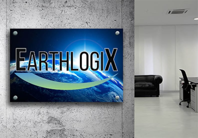 Op de afbeelding: Een rechthoekig wandbord met de tekst EARTHLOGIX in dikke zwarte letters over een blauw-witte afbeelding van de aarde vanuit de ruimte, geaccentueerd door een gebogen lichtgroen grafisch element en gemonteerd met vier zilveren afstandhouders.