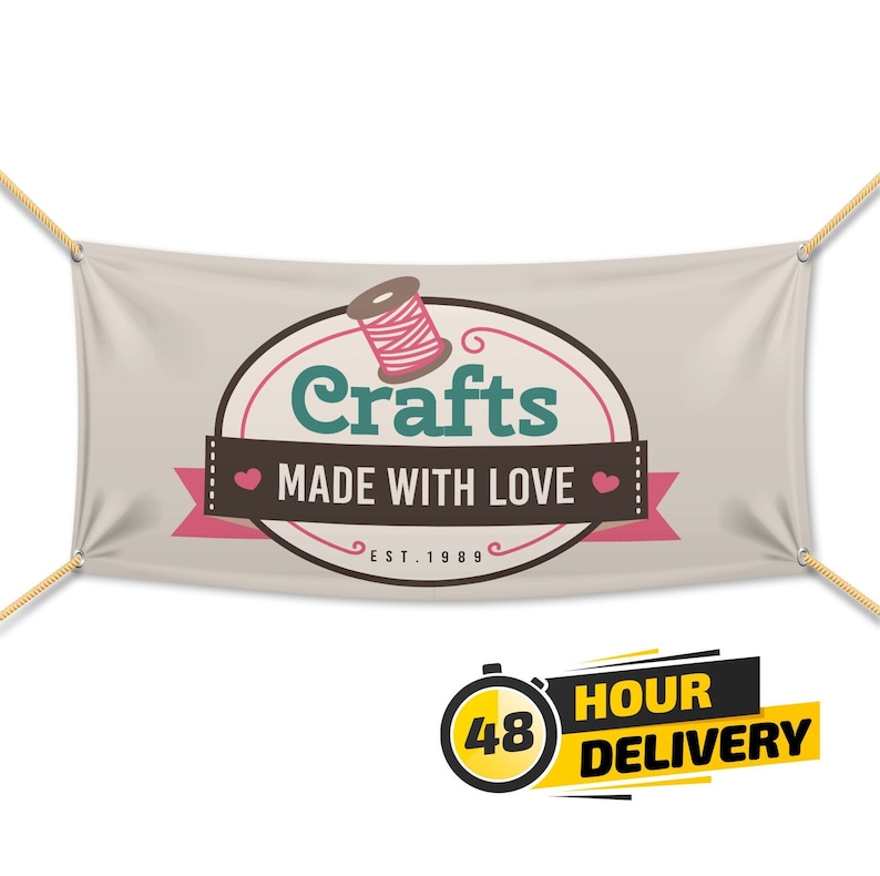 Puede incluir: Una pancarta beige con un logotipo ovalado marr&oacute;n que dice "Crafts Made With Love" y tiene un carrete de hilo y el texto "Est. 1989".