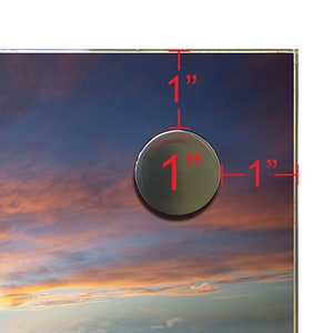Op de afbeelding: Een cirkelvormig object met een diameter van 2,54 cm is geplaatst op een achtergrond van een zonsondergang. Rode meetlijnen geven een afstand van 2,54 cm aan vanaf de bovenrand en de rechterrand van het rechthoekige oppervlak.