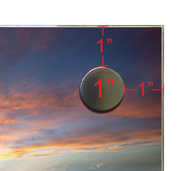 Op de afbeelding: Een cirkelvormig object met een diameter van 2,54 cm is geplaatst op een achtergrond van een zonsondergang. Rode meetlijnen geven een afstand van 2,54 cm aan vanaf de bovenrand en de rechterrand van het rechthoekige oppervlak.