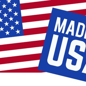 Puede incluir: Un cuadrado azul con texto blanco que dice "MADE IN USA" sobre una bandera estadounidense roja, blanca y azul.