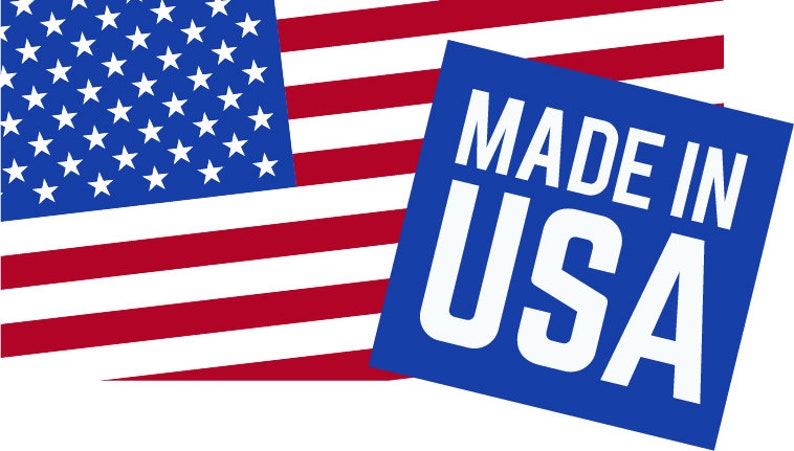 Puede incluir: Un cuadrado azul con texto blanco que dice "MADE IN USA" sobre una bandera estadounidense roja, blanca y azul.