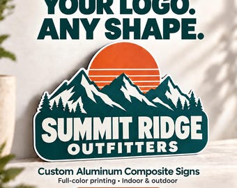 Op de afbeelding: Een op maat gemaakt aluminium composiet bord met een afbeelding van een donkergroen gebergte, een feloranje zon en de tekst SUMMIT RIDGE OUTFITTERS. Het bord wordt getoond met de tekst YOUR LOGO. ANY SHAPE. en Custom Aluminum Composite Signs.
