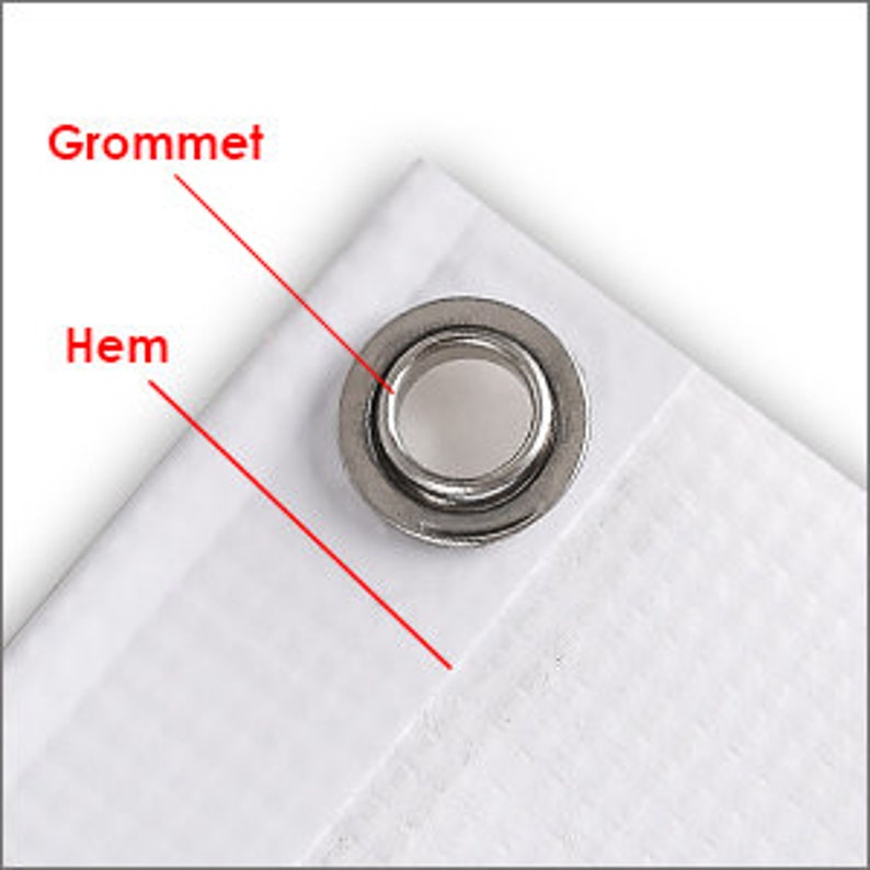 Puede incluir: Primer plano de un dobladillo de tela blanca con un ojal plateado. El ojal es un anillo de metal que se utiliza para reforzar la tela y permitir que se cuelgue.