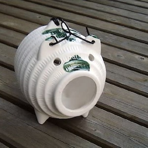 Mückenbekämpfung, Mückenschwein, japanische Keramik, Mückenfänger, Japan, Sommer, unglasierte Mückenspule, innen