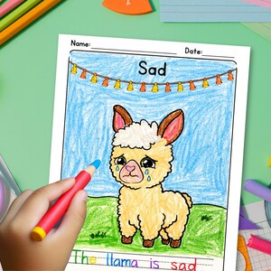 Puede incluir: Una p&aacute;gina para colorear con una ilustraci&oacute;n de una llama triste. La llama es amarilla con orejas marrones y est&aacute; llorando. La palabra "Sad" est&aacute; en la parte superior, y la frase "The llama is sad" est&aacute; en la parte inferior. Una mano sostiene un cray&oacute;n rojo y amarillo.