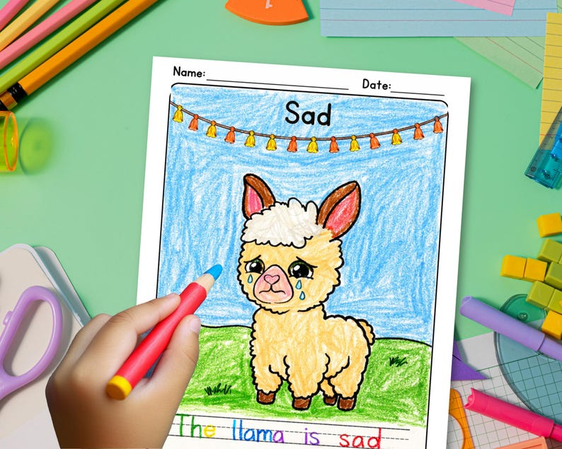 Puede incluir: Una p&aacute;gina para colorear con una ilustraci&oacute;n de una llama triste. La llama es amarilla con orejas marrones y est&aacute; llorando. La palabra "Sad" est&aacute; en la parte superior, y la frase "The llama is sad" est&aacute; en la parte inferior. Una mano sostiene un cray&oacute;n rojo y amarillo.
