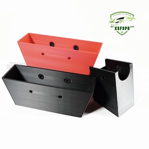 以下が含まれることがあります： 3Dプリントされた収納容器が3つあります。1つは黒、1つは赤、1つはグレーです。容器にはさまざまな穴とスロットがあります。容器は小さなアイテムを収納するために設計されています。