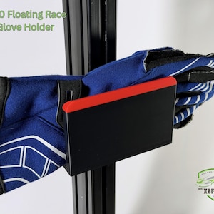 Pode incluir: Uma caneca de cerâmica branca com uma alça preta e o texto "But First, Coffee" em negrito preto. A caneca está sobre um fundo desfocado, sugerindo um ambiente acolhedor.