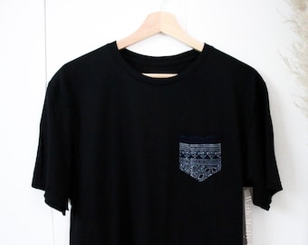 Camiseta unisex negra de algodón con bolsillo y estampado batik hmong.