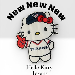 Może przedstawiać: Haftowana naszywka do naprasowania przedstawiająca Hello Kitty w granatowej czapce bejsbolowej Houston Texans i białej koszulce z napisem TEXANS z przodu. Postać ma czerwoną kokardę i trzyma czerwony piankowy palec kibica. Tekst: New New New.