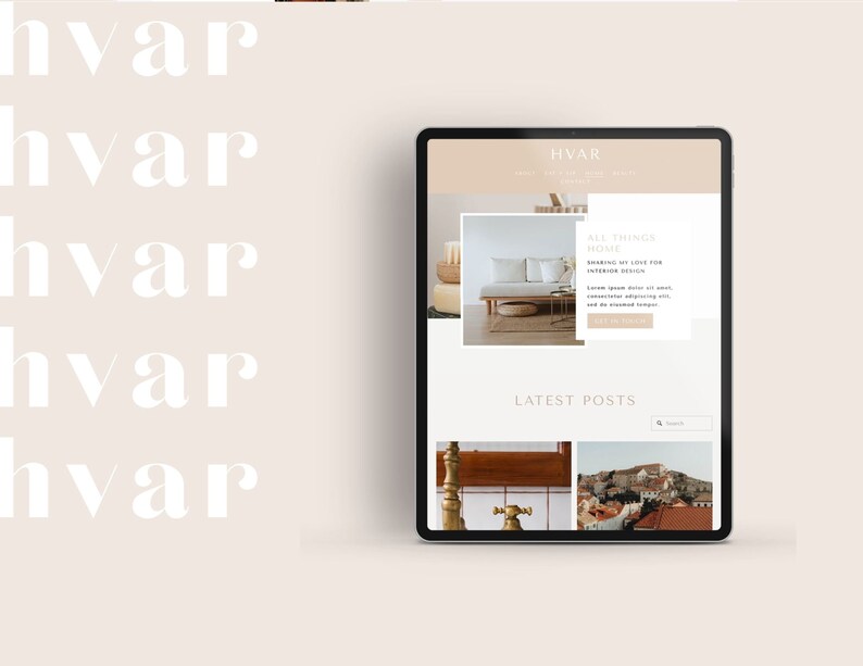 Pode incluir: Uma p&aacute;gina inicial de um blog de decora&ccedil;&atilde;o de casa chamado "Hvar Home". O site apresenta um fundo bege claro com um logotipo de texto branco e uma publica&ccedil;&atilde;o em destaque sobre tudo relacionado a casa. A publica&ccedil;&atilde;o em destaque inclui uma foto de um sof&aacute; bege claro com almofadas brancas e uma mesa de centro de madeira. O site tamb&eacute;m apresenta uma se&ccedil;&atilde;o para as publica&ccedil;&otilde;es mais recentes com fotos de uma torneira dourada e uma vista de uma cidade.