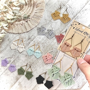 27 cores / Mini brincos de macramê / Brincos boho / Brincos com franjas / Brincos triangulares