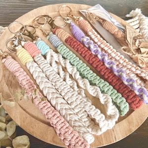 Llavero de macramé de pulsera / Llavero de colores variados