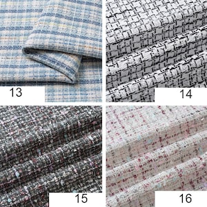 Op de afbeelding: Vier verschillende stofstalen, elk met een ander patroon. De eerste staal is een lichtblauwe en witte gestreepte stof. De tweede staal is een zwart-wit geblokte stof. De derde staal is een zwart-witte tweed stof met een vleugje roze. De vierde staal is een wit-roze tweed stof met een vleugje rood.