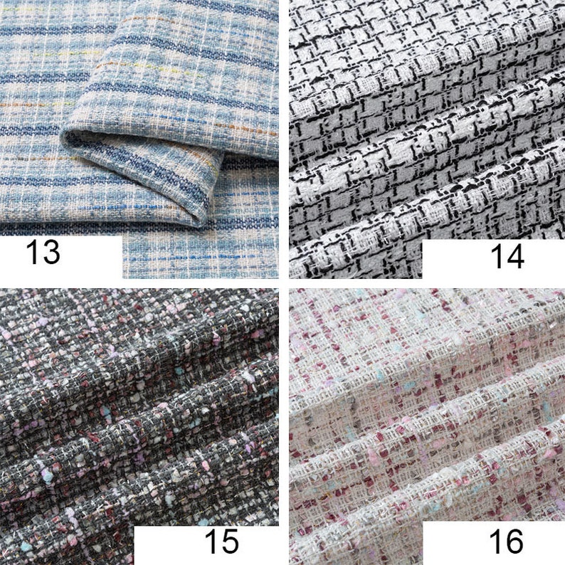 Op de afbeelding: Vier verschillende stofstalen, elk met een ander patroon. De eerste staal is een lichtblauwe en witte gestreepte stof. De tweede staal is een zwart-wit geblokte stof. De derde staal is een zwart-witte tweed stof met een vleugje roze. De vierde staal is een wit-roze tweed stof met een vleugje rood.